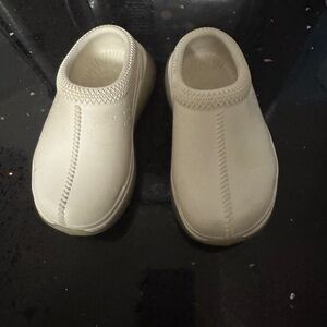 UGG Kids Cream Slippers